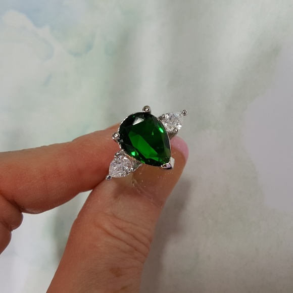 Simulated Emerald and White Cubic Zirconia - Picture 5 of 8